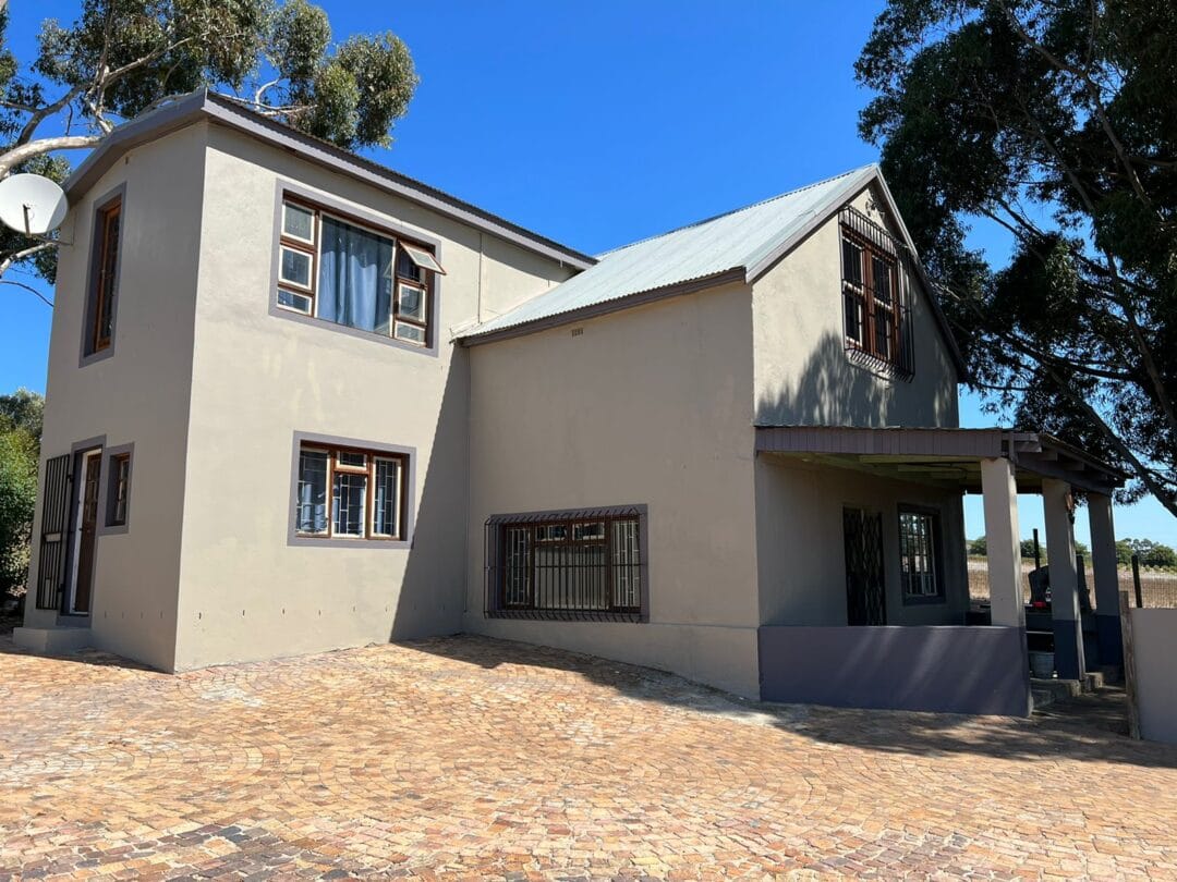 House 2, Kana Guest Farm – self-catering group stay in Stellenbosch with modern kitchen, lounge, and pool & jacuzzi access. 6 Bedroom