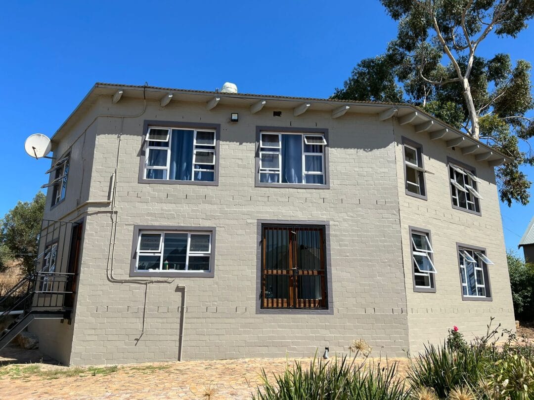 House 3, Kana Guest Farm – self-catering group stay in Stellenbosch with bright kitchen, lounge and mountain views. 6 Bedroom