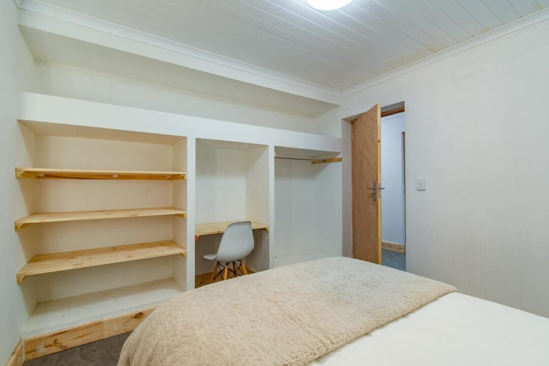 Kana Huis 4-1 House 4, Kana Guest Farm – self-catering group stay in Stellenbosch with modern kitchen, lounge, pool & jacuzzi access.