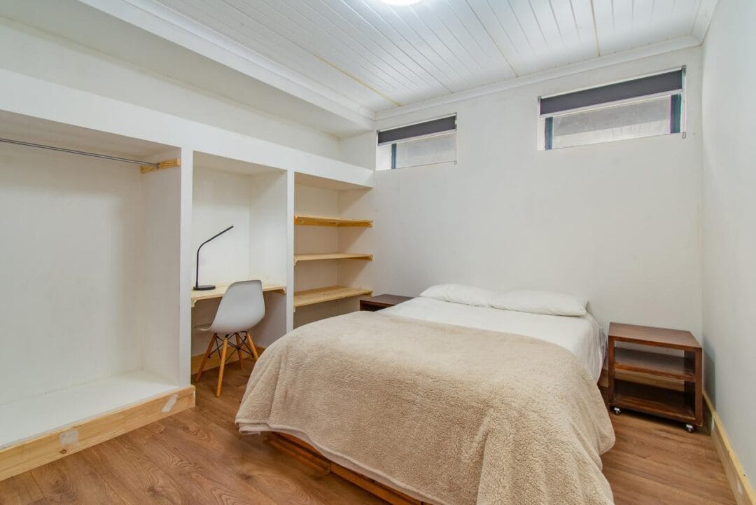 Kana Huis 5-1 House 5, Kana Guest Farm, Stellenbosch – self-catering group stay with mountain views, pool access and a spacious kitchen.