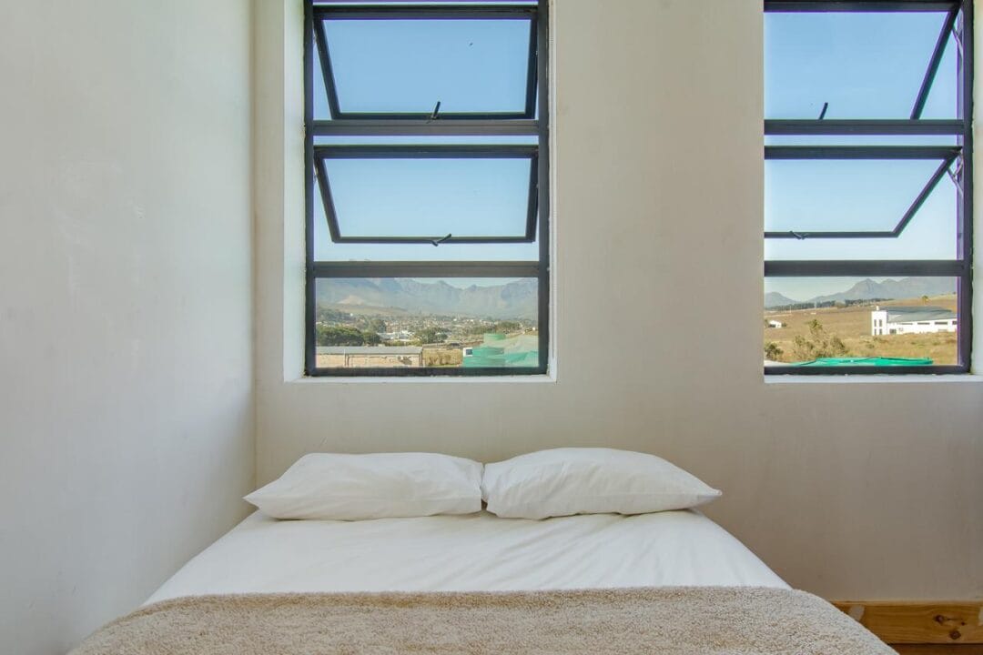 Kana Huis 5-10 House 5, Kana Guest Farm, Stellenbosch – self-catering group stay with mountain views, pool access and a spacious kitchen.