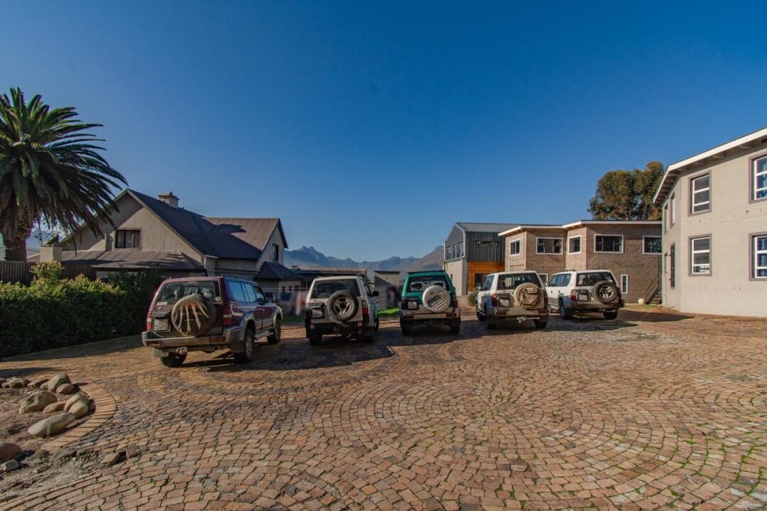 Kana Huis 5-11 House 5, Kana Guest Farm, Stellenbosch – self-catering group stay with mountain views, pool access and a spacious kitchen.