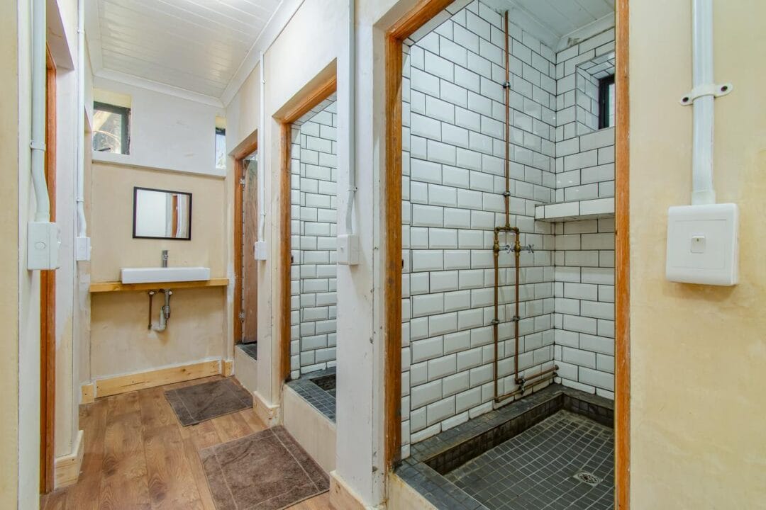 Kana Huis 5-12 House 5, Kana Guest Farm, Stellenbosch – self-catering group stay with mountain views, pool access and a spacious kitchen.