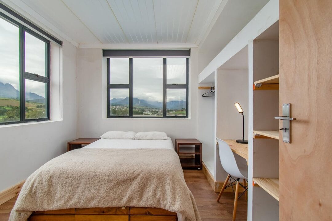 Kana Huis 5-2 House 5, Kana Guest Farm, Stellenbosch – self-catering group stay with mountain views, pool access and a spacious kitchen.