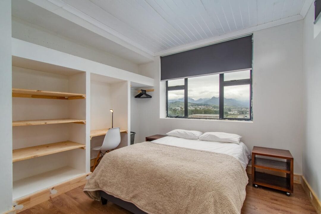 Kana Huis 5-3 House 5, Kana Guest Farm, Stellenbosch – self-catering group stay with mountain views, pool access and a spacious kitchen.