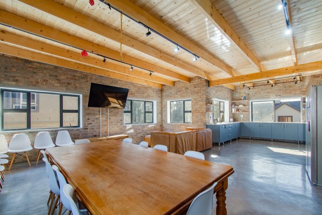 Kana Huis 5-7 House 5, Kana Guest Farm, Stellenbosch – self-catering group stay with mountain views, pool access and a spacious kitchen.