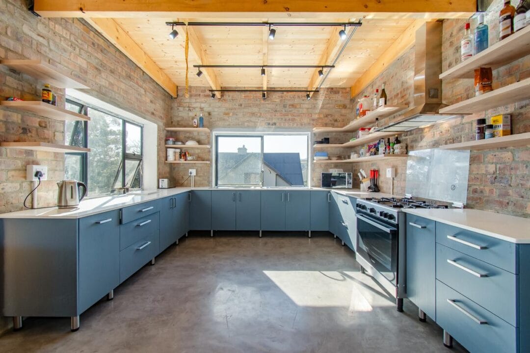 Kana Huis 5-8 House 5, Kana Guest Farm, Stellenbosch – self-catering group stay with mountain views, pool access and a spacious kitchen.