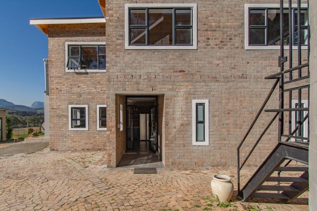 House 5, Kana Guest Farm, Stellenbosch – self-catering group stay with mountain views, pool access and a spacious kitchen. 7 Bedroom